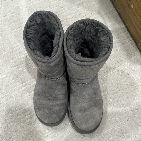 UGG Classic Short Boot - Picture 3 of 5